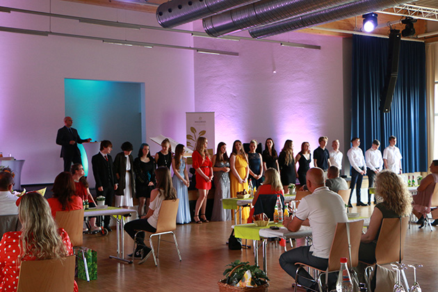 Gruppenfoto der Abschlussklasse in der Aula in Blumberg