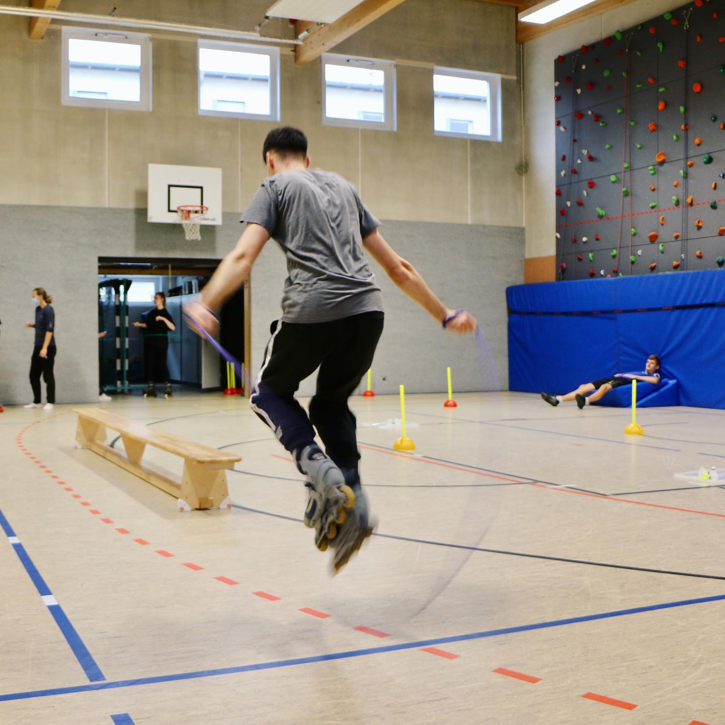 Schüler am Campus Blumberg fährt Inlineskates und springt Seil