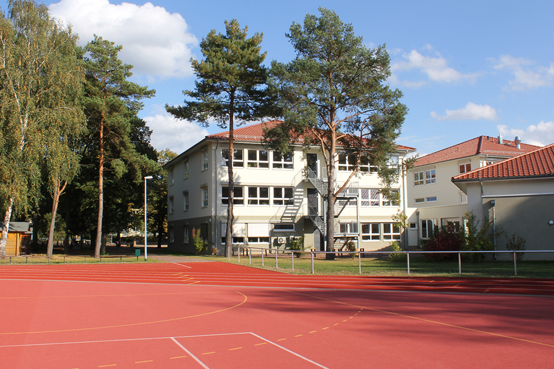 Außenansicht Campus Grünheide mit Blick vom Sportplatz aus