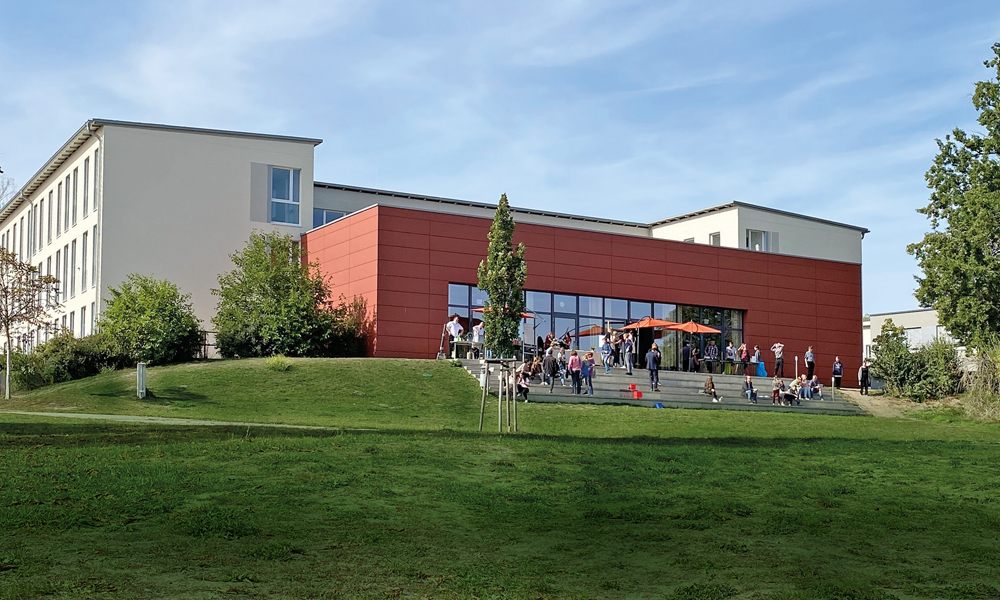 Ansicht Gebäude Campus Blumberg mit Blick vom Lenné-Park