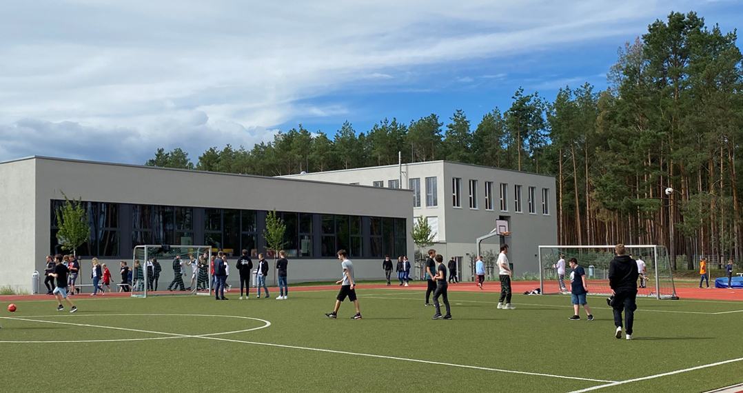 Ansicht Gebäude Campus Neu Zittau mit Blick vom Sportplatz