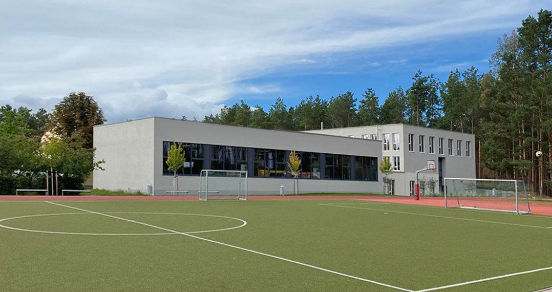 Außenansicht Campus Neu Zittau mit Blick vom Sportplatz aus