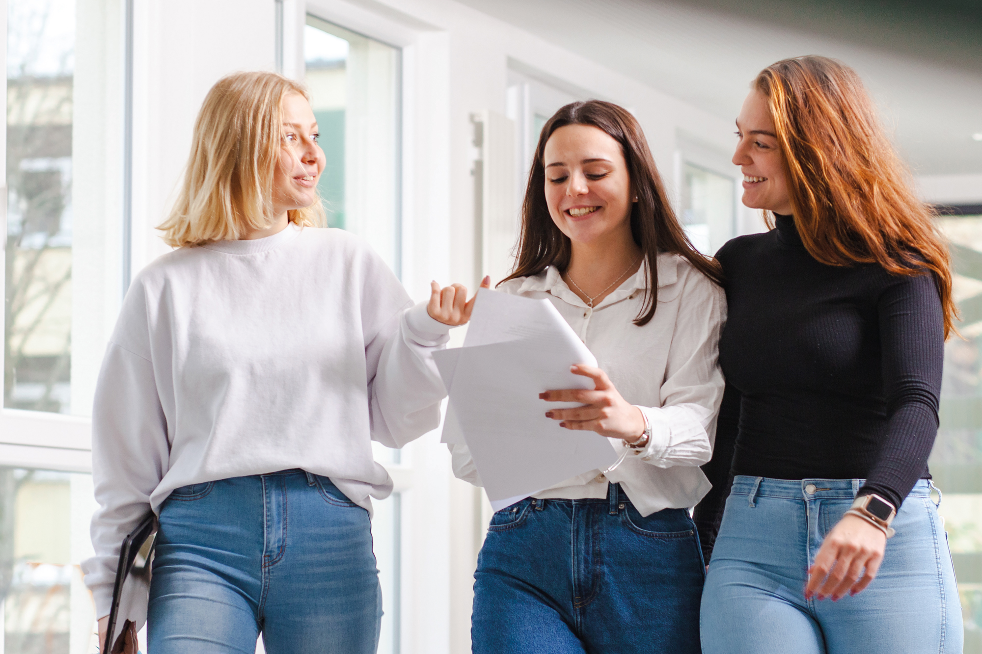 Lehrerin und Schüler der Fachoberschule besprechen Unterrichtsinhalte