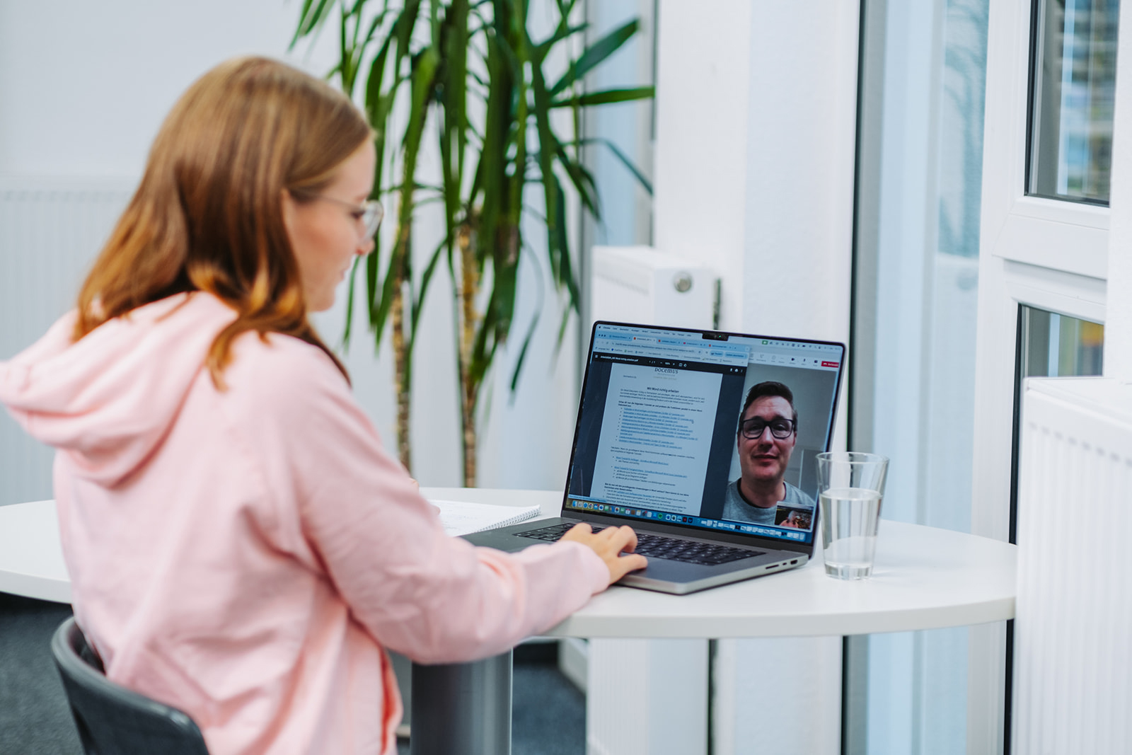 Schüler und Lehrer arbeitet am Tablet im Onlineunterricht