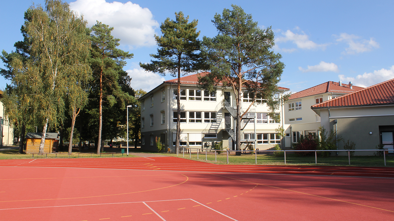 Ansicht Gebäude Campus Grünheide mit Blick vom Sportplatz