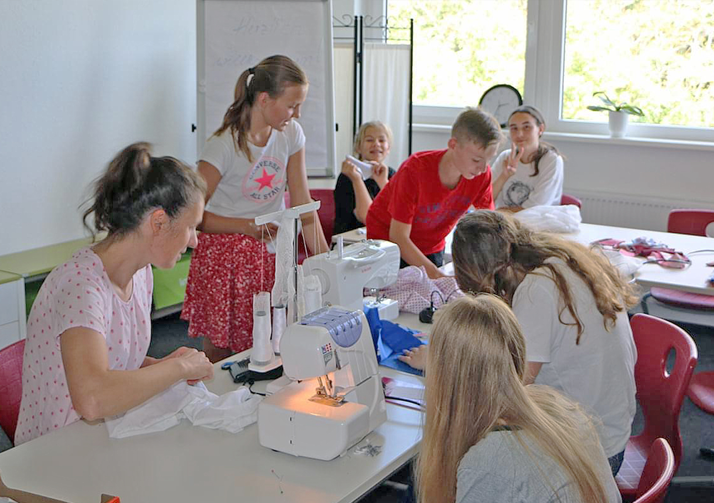 Schülerinnen und Schüler lernen Nähen, ein AG-Angebot am Campus Blumberg