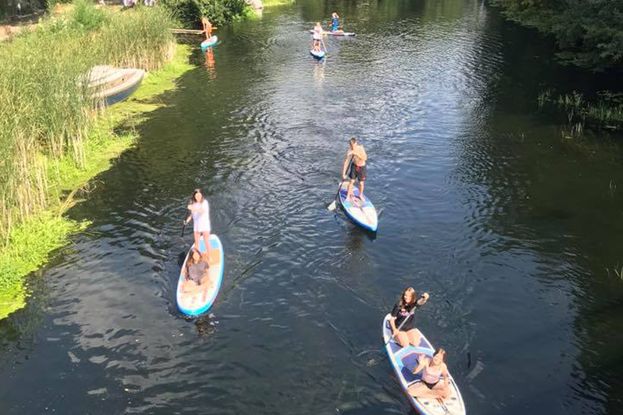 Schülerinnen und Schüler beim Standup Paddling
