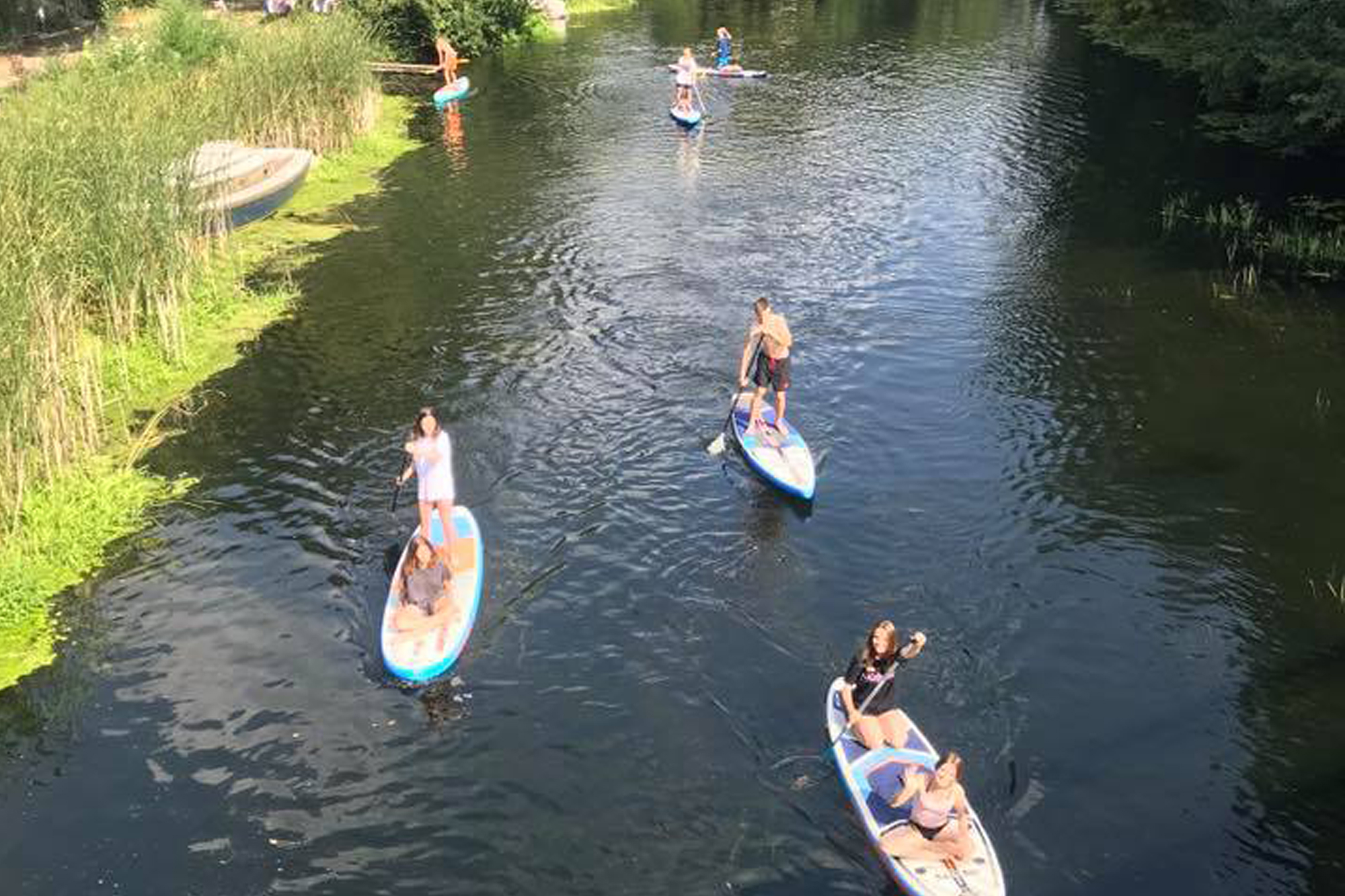 Schülerinnen und Schüler beim Standup Paddling