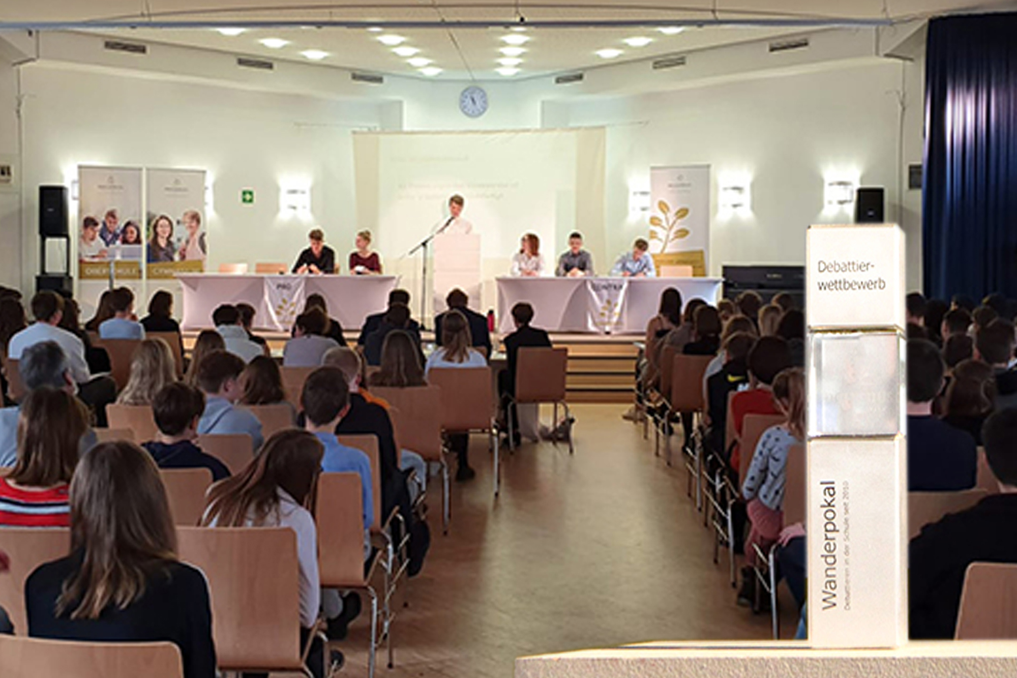 Schüler in der Aula in Grünheide beim Debattierwettbewerb