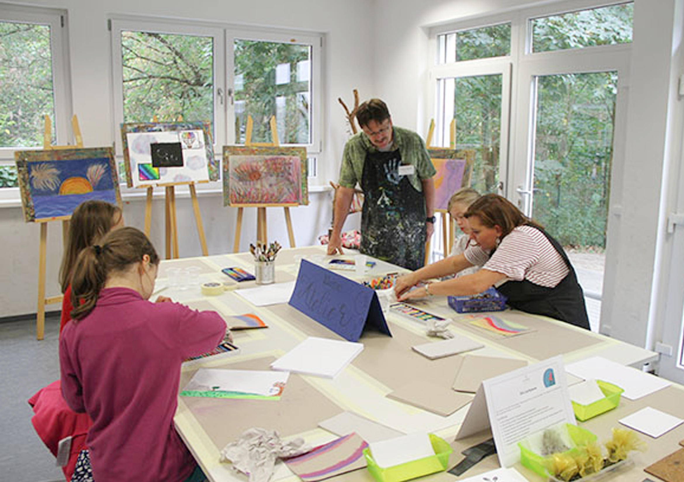 In der Kunst-AG am Campus Grünheide arbeiten Schülerinnen und Schüler kreativ 