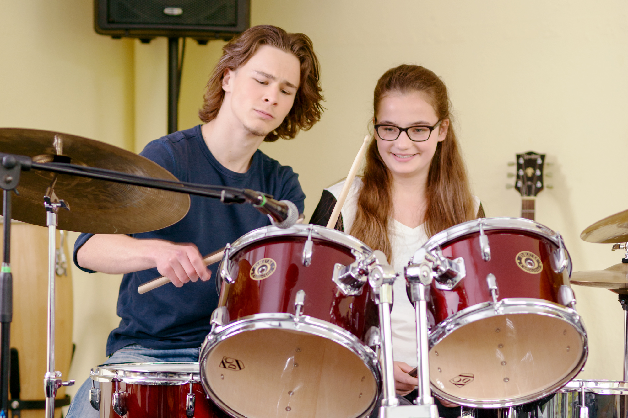 zwei Schüler spielen Schlagzeug