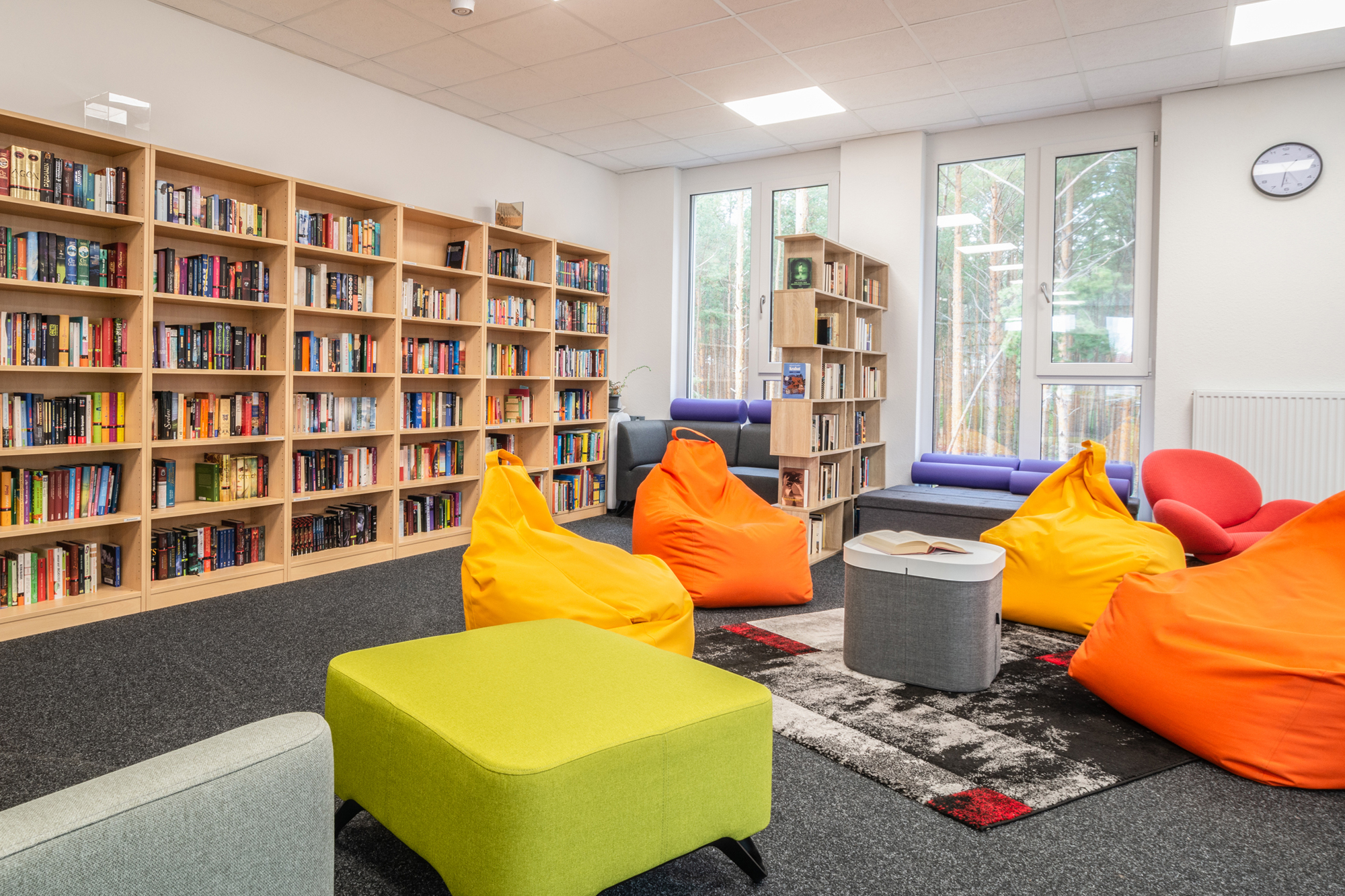 Blick in die lichtdurchflutete Bibliothek in Neu Zittau