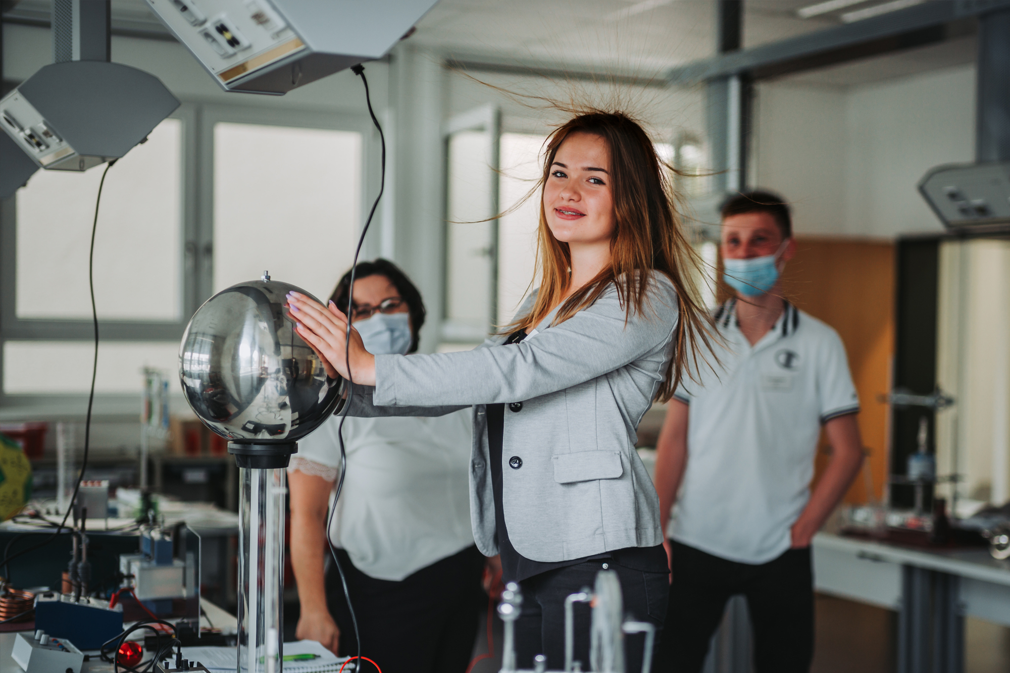 Unterricht einer Klasse im Chemiekabinett