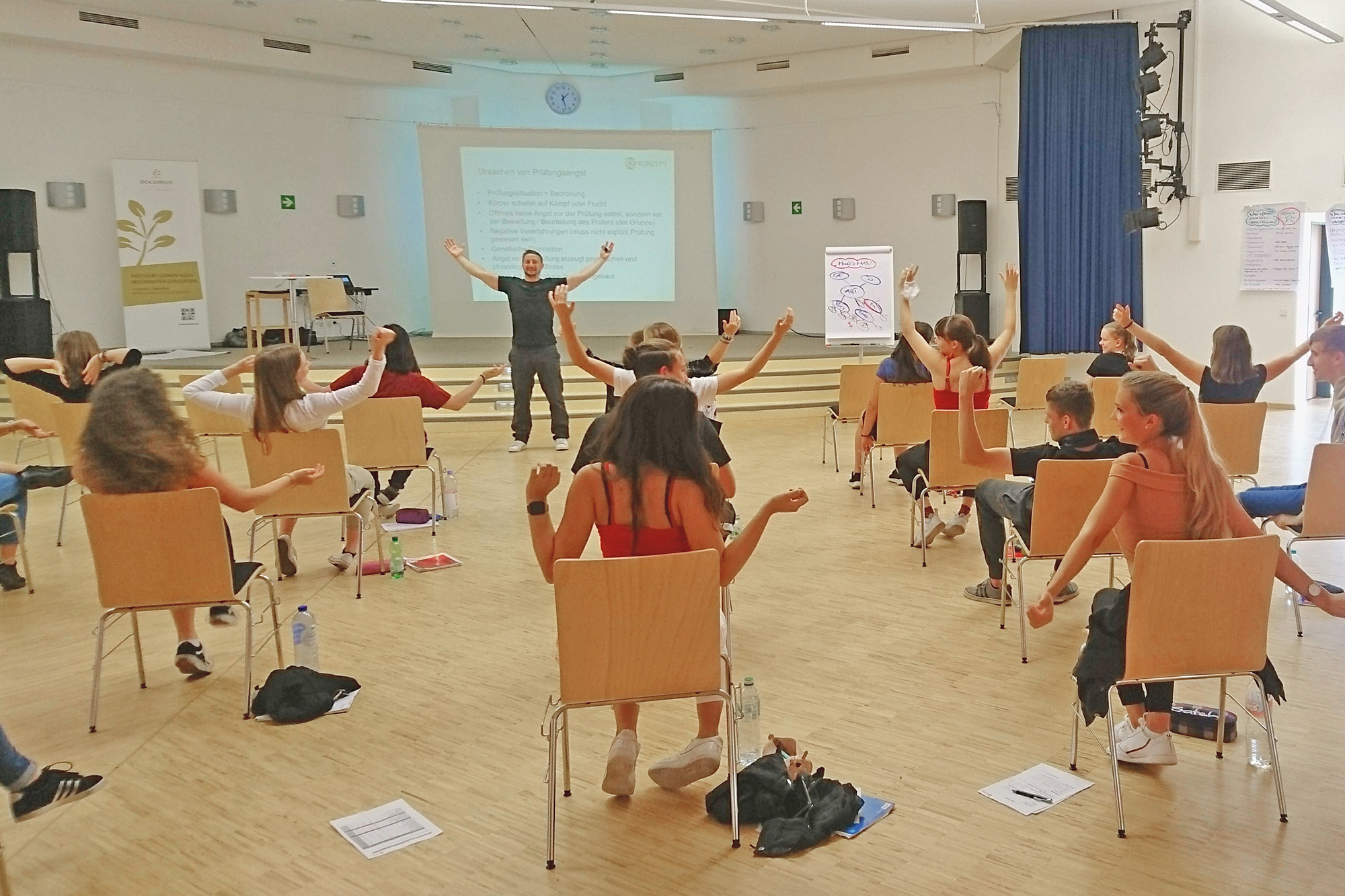 Schüler lernen in der Aula wie man stressfrei durch die Prüfungszeit kommt